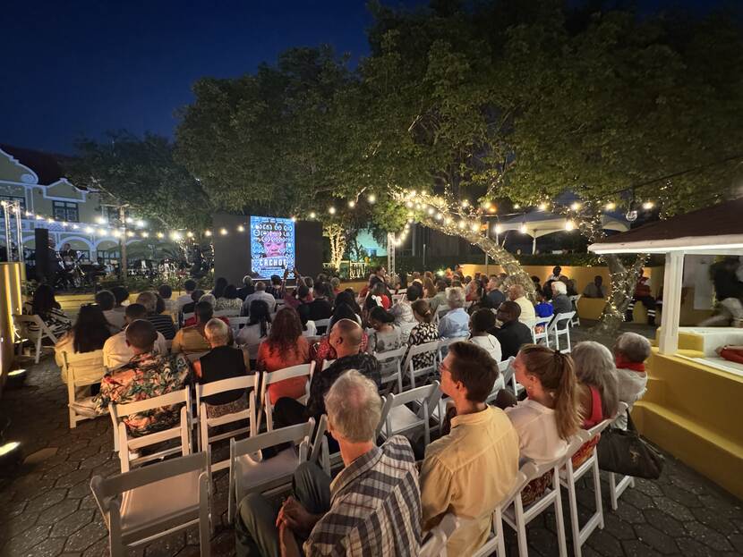 Een foto genomen vanuit de tuin van het Gouverneurshuis, tijdens de drukbezochte culturele avond.