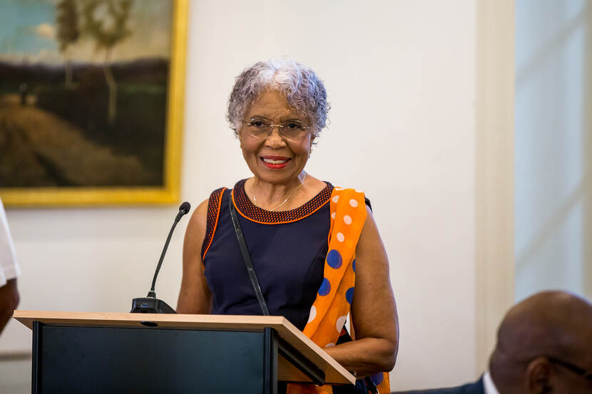 De Gouverneur van Curaçao spreekt gasten van de Ronde Tafel toe op Koninkrijksdag.