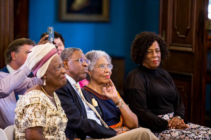 De Gouverneur en haar echtgenoot zijn op deze foto te zien, zittend naast mevrouw Maria Liberia-Peters en mevrouw Corine Djaoen-Genaro.