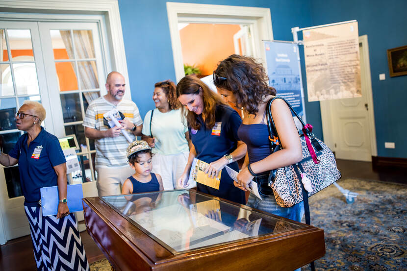 Gasten bezoeken tijdens de openstelling van het Gouverneurshuis de blauwe kamer waarin Mongui Maduro Museum een tentoonstelling verzorgde.