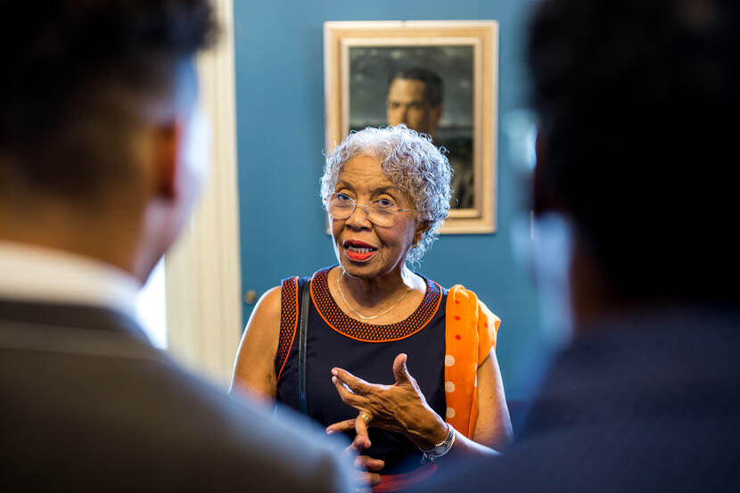 De Gouverneur van Curaçao is op deze foto, genomen in de blauwe kamer van het Gouverneurshuis, in gesprek met jonge gasten.