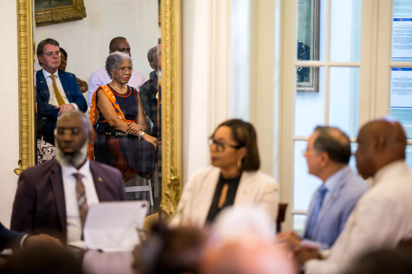 Een foto van de deelnemers van het rondetafelgesprek, met in de spiegel ook de Gouverneur en haar echtgenoot te zien.